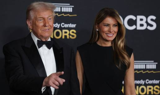 Melania Trump ponovno o&ccaron;arala: Zasjala u crnoj haljini kojom je zasjenila sve prisutne