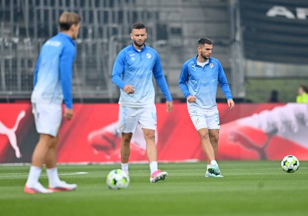 Zagrijavanje nogometaša uoči početka utakmice Midtjyllanda i Rijeke u play-offu za ulazak u UEFA Konferencijsku ligu