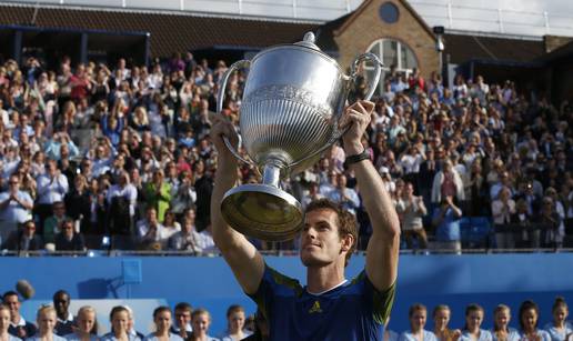 Murray pobijedio kišu i osvojio Queen's, Halle opet Federerov