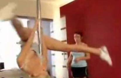 Učenica napala učiteljicu plesa na striptiz - šipci