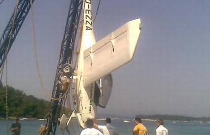 Dizalica je izvukla iz mora avion s dubine od 88 m