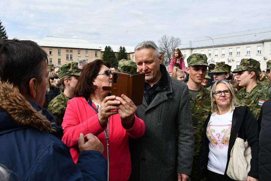 Na svečanoj prisegi ročnika u Požegi pozornost je privukla Diva Perković, kći pjevača Marka Perkovića Thompsona