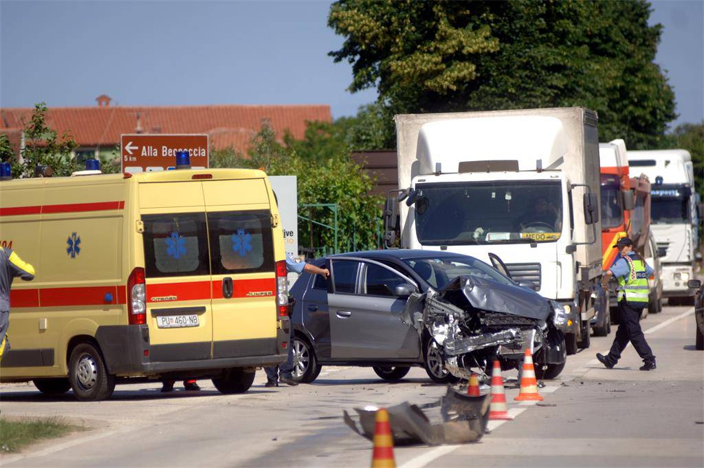 Sa 2,83 promila preletio kružni tok i zabio se u rasvjetni stup