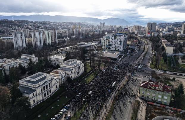 Sarajevo: Pogled iz zraka na okupljene u prosvjedu nakon stravične tramvajske nesreće