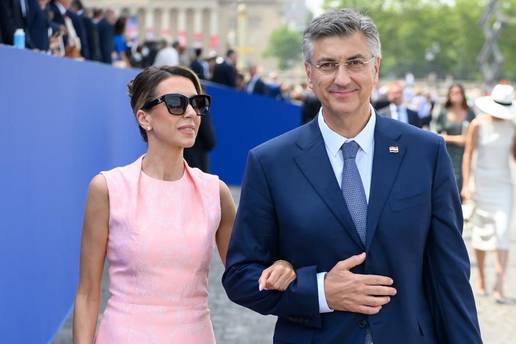 FOTO Plenkovi&cacute;eva supruga u Parizu nosi brend kojeg nose i princeze: Evo cijene haljine...