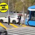 VIDEO Vozač BMW-a blokirao tramvajski promet u Zagrebu: 'Pogledajte gdje je parkirao!'