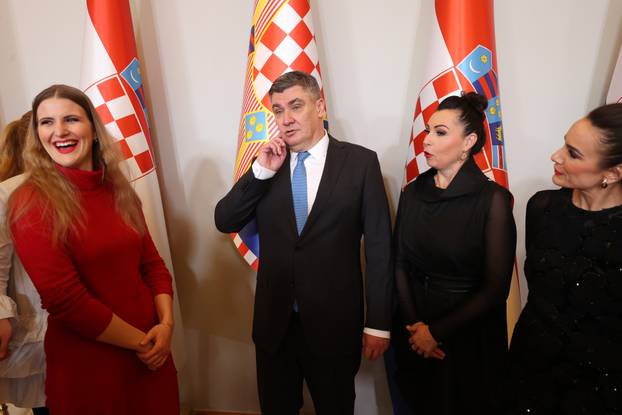 POOL: Predsjednik Milanovi? pozirao je s obitelji i prijateljima nakon inauguracije