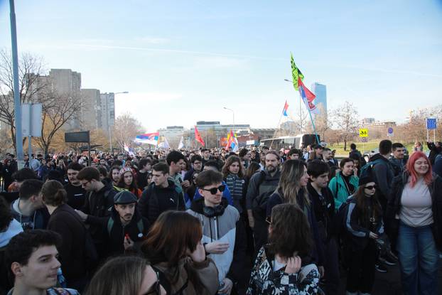 Studenti iz Beograda krenuli pješice za Novi Sad, okupili se ispred Fakulteta dramskih umjetnosti