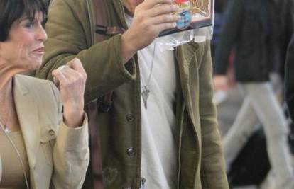 Ryan Gosling u zračnoj luci od fotografa se krio s časopisom