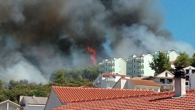 Obranili su ih: Požar na Čiovu je došao opasno blizu kuća!