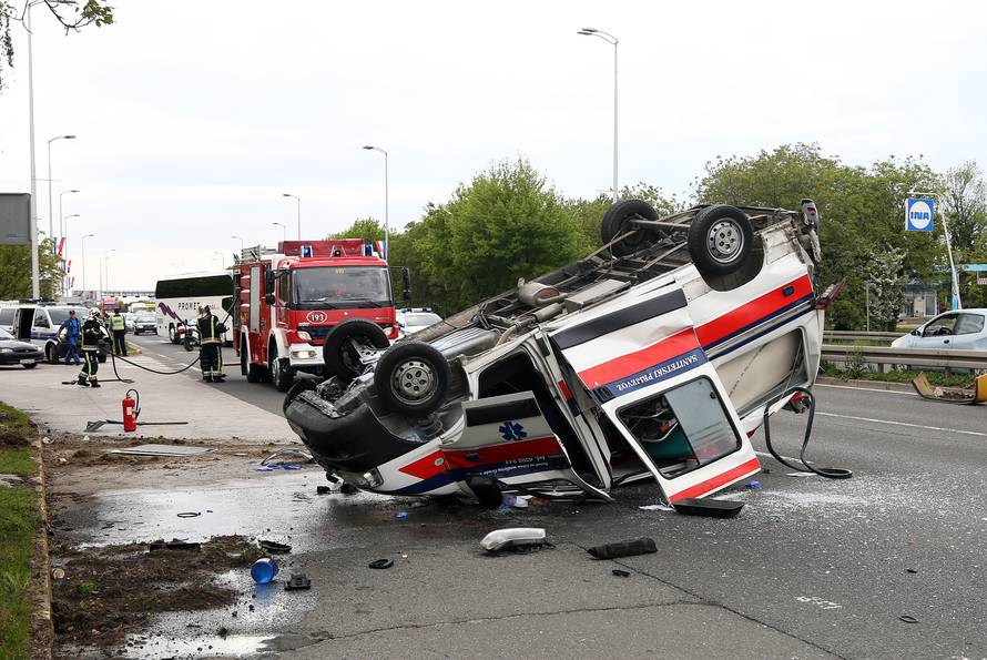 Sanitetsko vozilo prevrnulo se kod Arene, dvoje ozlijeđenih