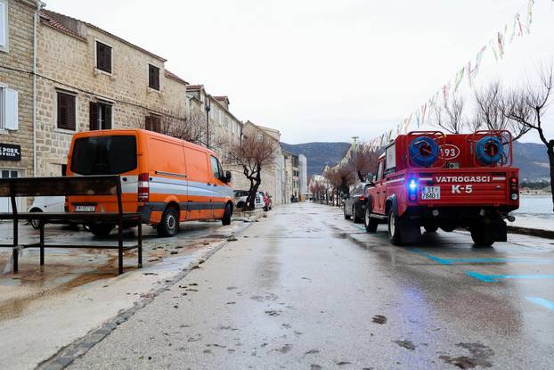 Kaštela: Sanacija štete od posljedica jakog juga i plime