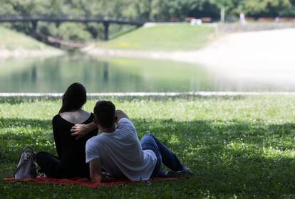 Zagreb: Građani osvježenje od vrućina potražili na jezeru Bundek