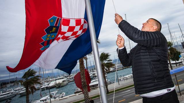 Split: Podizanjem zastave RH obilježena 29. obljetnica prosvjeda pred Banovinom
