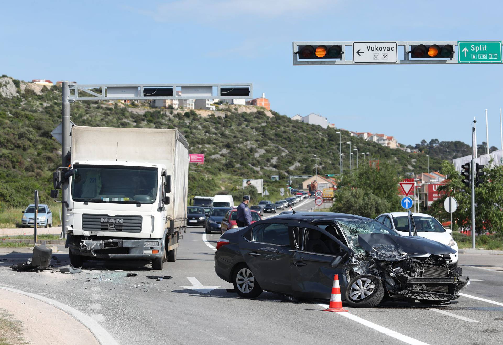 Šibenik: U sudaru automobila i teretnog vozila ozlijeđena žena