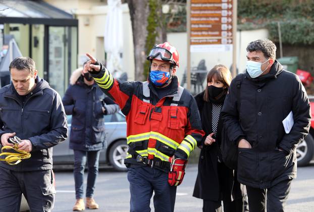 Gradonačelnik Bandić sudjeluje u sanaciji zabatnog zida oštećenog u potresu