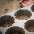 Očistite prljavi kalup za muffine na jednostavan način - u pećnici