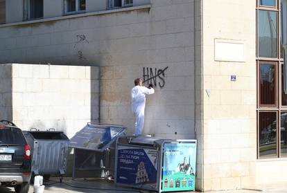 Split: Uklanjaju se grafiti koji su osvanuli na zgradi Gradskog poglavarstva