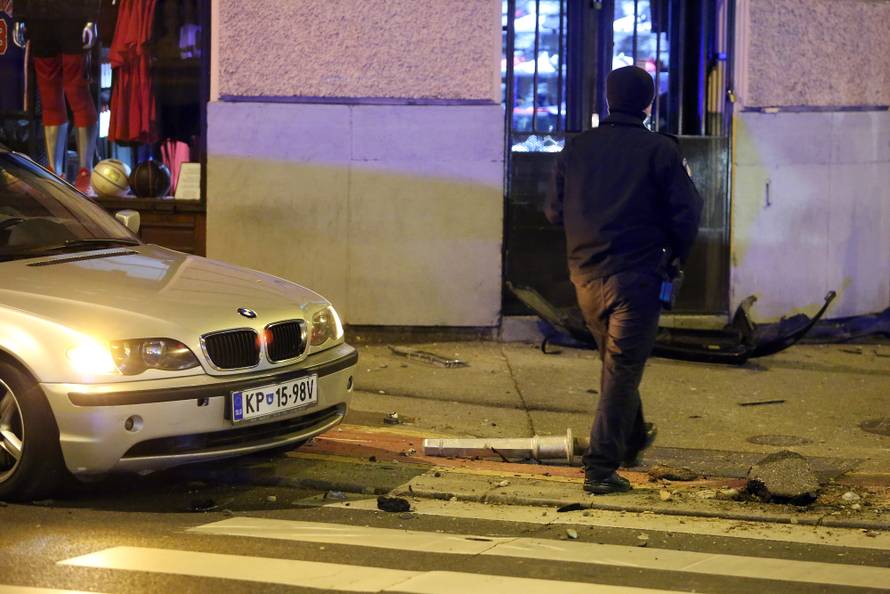 Prošao kroz crveno? Od siline udara BMW odbačen na pločnik
