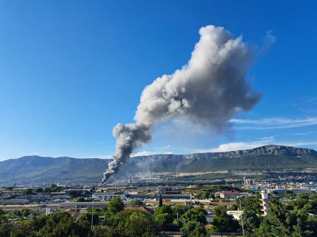 FOTO Buktinja u Kaštelima: 'Sve smrdi po dimu, odjekuju sirene. Strah nas je da se ne proširi!'
