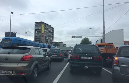 Prometni kolaps na križanju Držićeve i Vukovarske ulice