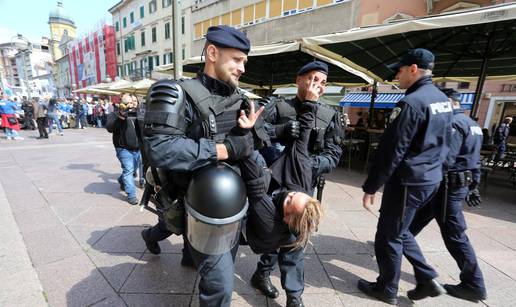 Prosvjednici pokušali zastaviti Hod za život, odvela ih policija