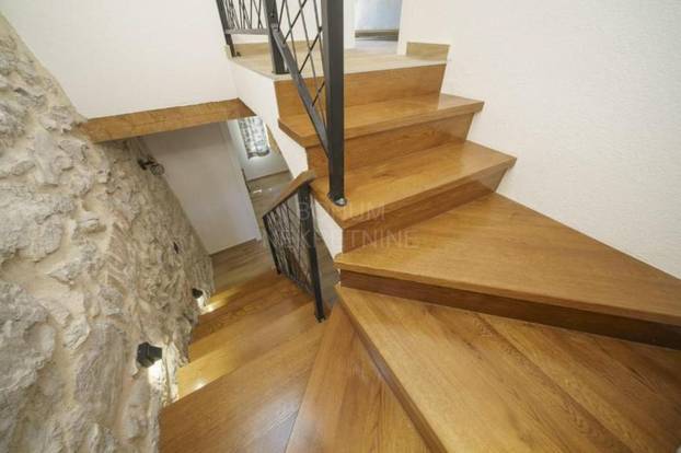 FOTO Ulov i pol: Kamena kuća u Tribunju nalazi se tik do mora, a vrijedi manje od 'milje'!?!