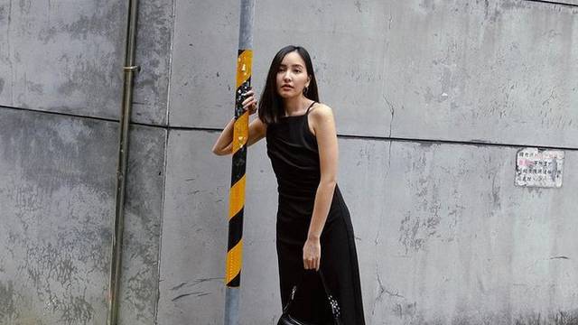 Mala crna haljina kao ljetni hit uz torbicu moderne oble forme