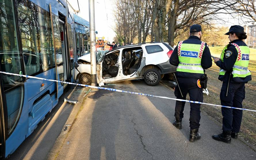 Zagreb: Vozač taksija prevezen u KBC Zagreb nakon što se kod Maksimira sudario s tramvajem