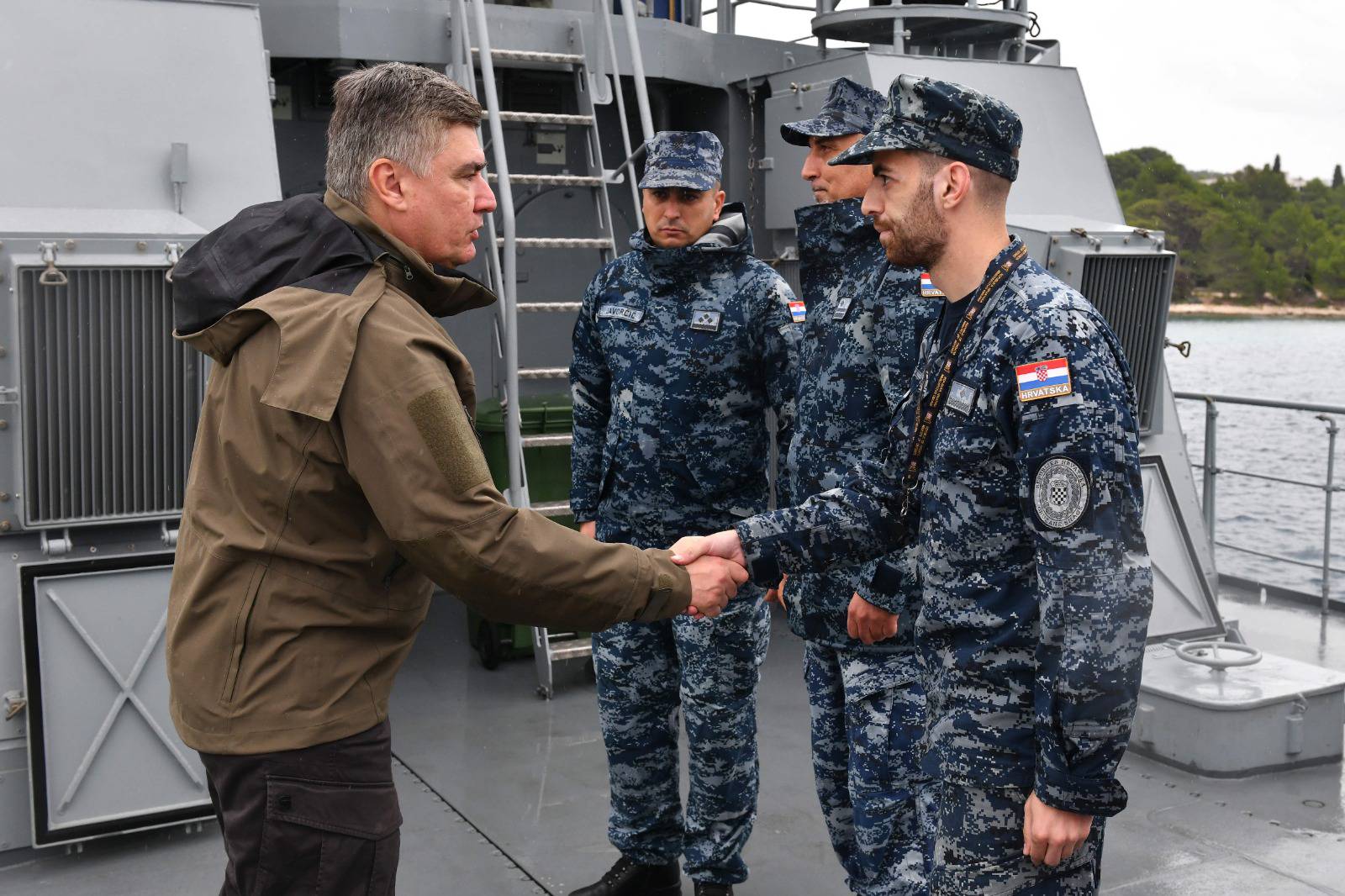 VIDEO Milanović s broda pratio vojnu vježbu OSRH-a kod Žirja: 'Mornari, čuvajte naše more!'