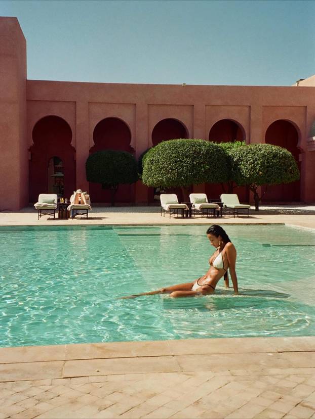 Šuškalo se da joj dečko spava sa zvijezdom platforme za odrasle. Objavom ušutkala sve tračeve