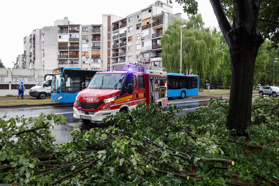 Zagreb: Vatrogasci uklanjaju stablo koje je palo u Ulici Svetog Mateja