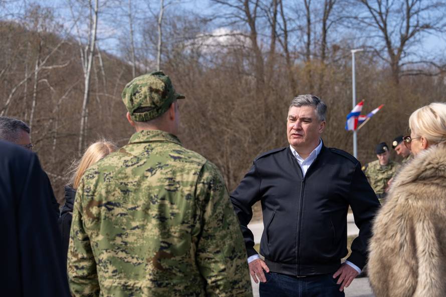 Svečana prisega ročnika na temeljnom vojnom osposobljavanju u Slunju