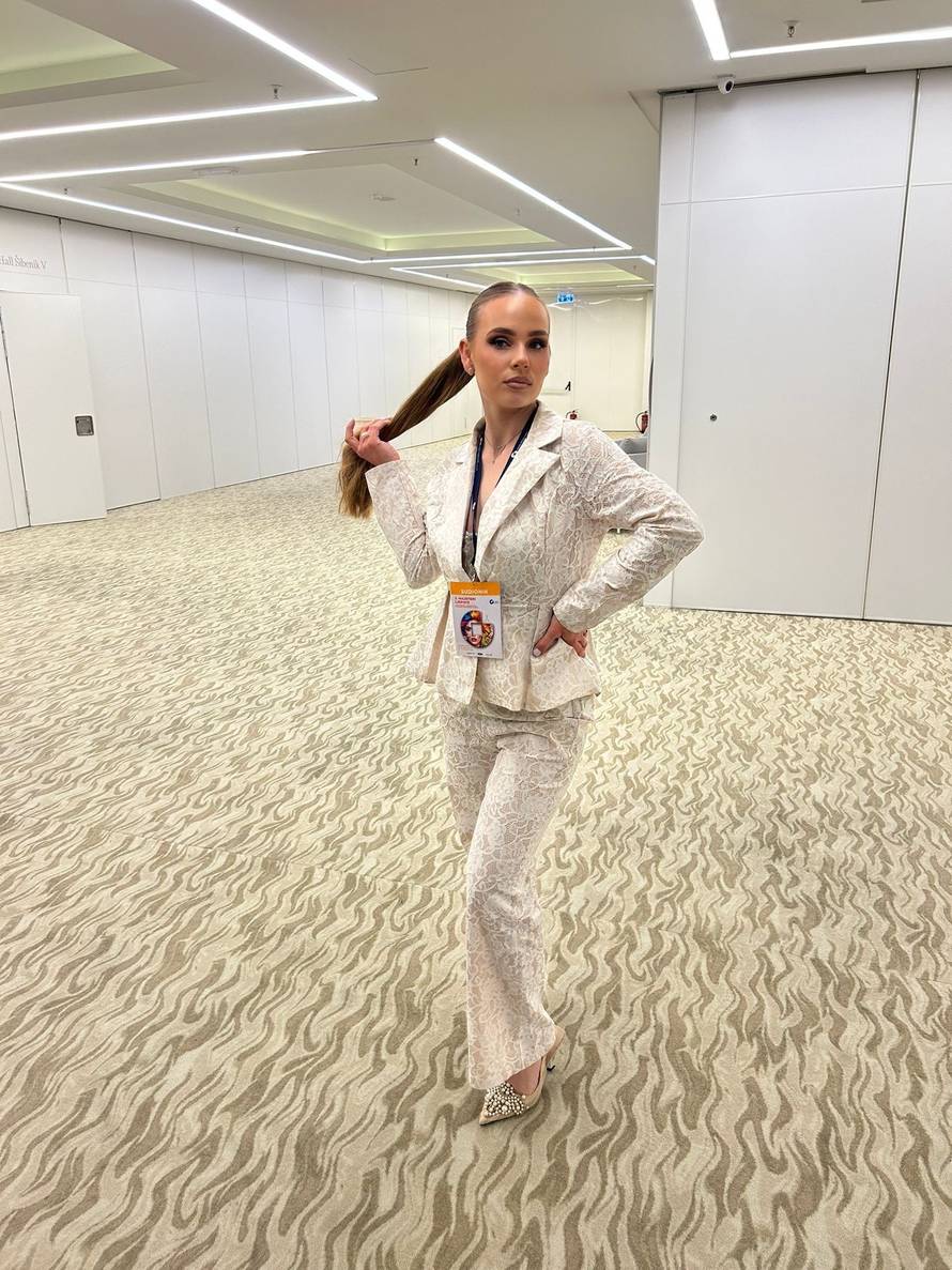 Prvakinja sam u šminkanju i mama četvero djece. U salonu radim i petkom i svetkom...