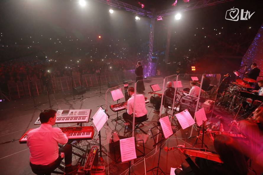 Koncert 'Pogledaj srcem' je u Ciboni oduševio tisuće vjernika