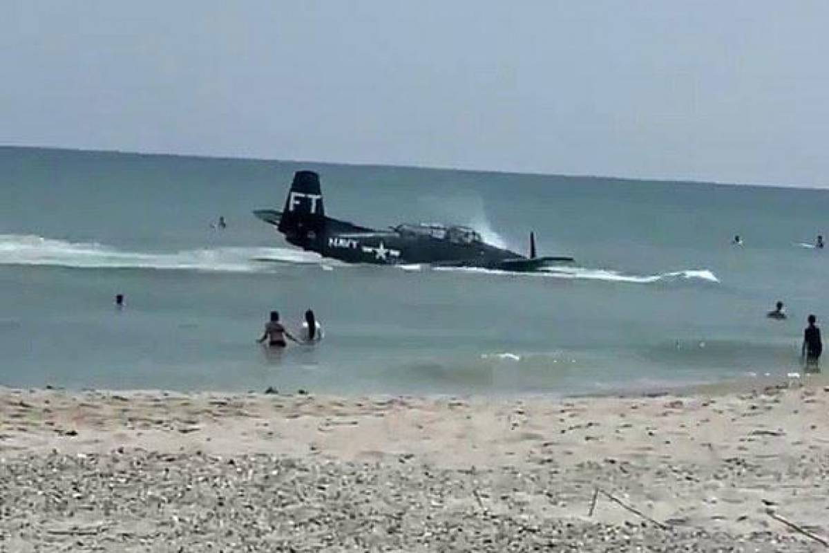 VIDEO: Avion prisilno sletio u plićak na Floridi. Samo nekoliko metara od plaže pune kupača