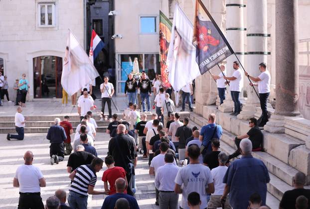 Split: Na Peristilu se održala još jedna muška molitva krunice