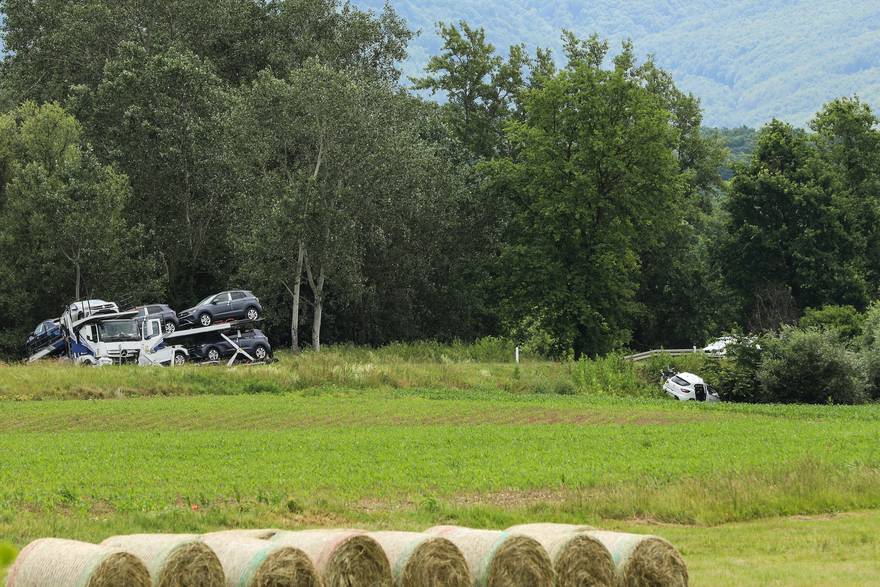 Prizori s mjesta strave: Ovdje su se sudarili kamion i auto. Dvoje ljudi poginulo