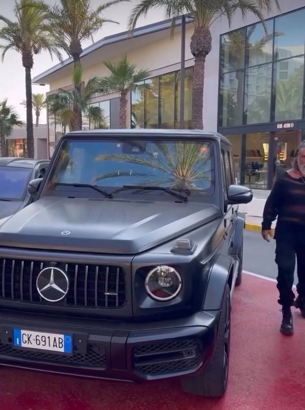 FOTO Zove se Zeus i izgleda kao bog: Ovaj muškarac je trenutno najpoželjniji na internetu!