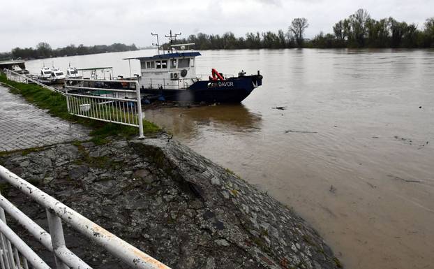 Slavonski Brod: Zbog obilnih kiša naglo raste vodostaj Save