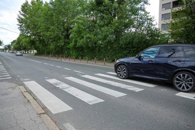 Zagreb: Zapaljena svijeća i ostavljeno cvijeće na mjestu gdje je noćas auto usmrtio djevojku