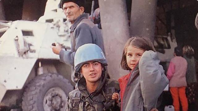 UN-ov vojnik traži djevojčicu koju je upoznao u Mostaru: "Prepoznaje li tko Alisu?"