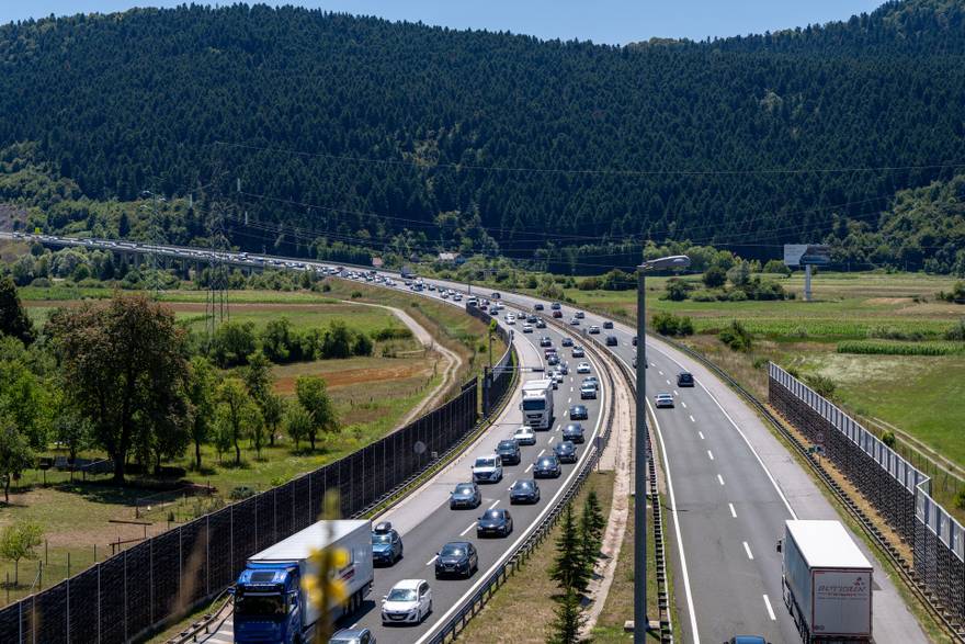 Otočac: Nastala kolona zbog prometne nesreće u tunelu Brezik u smjeru Zagreba