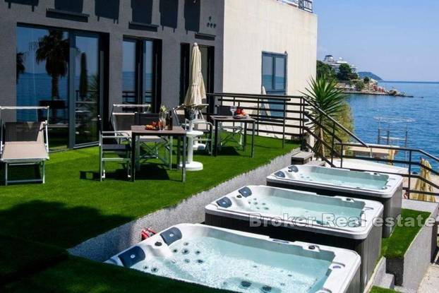 FOTO U Splitu prodaju luksuznu nekretninu prvi red do mora. Do plaže su i jacuzziji. Ovo je cijena