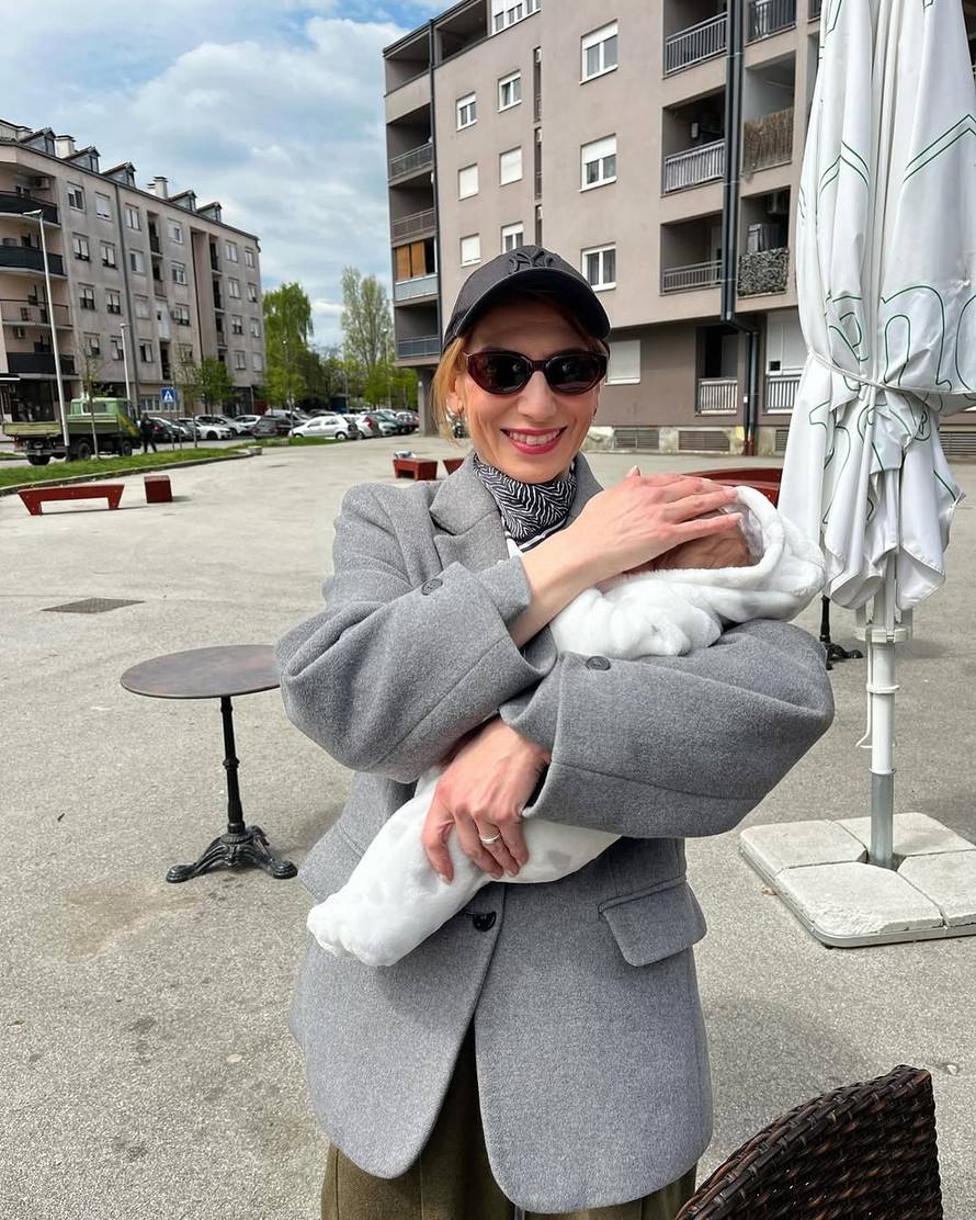 'Ma jel' to ona rodila?' Zvijezda 'Kumova' držala bebu kolegice iz serije, obožavatelji zbunjeni