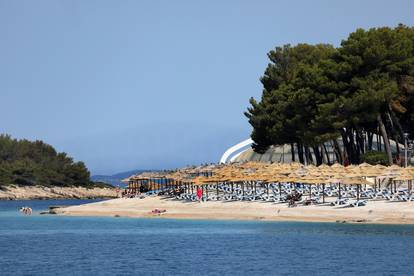 Primošten: Plaže su krcate, svi se žele malo osvježiti u moru