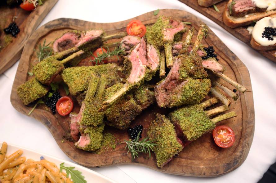 Split: U sklopu Gastro adventa Å¾upan i novinari upalili prvu adventsku svijeÄu