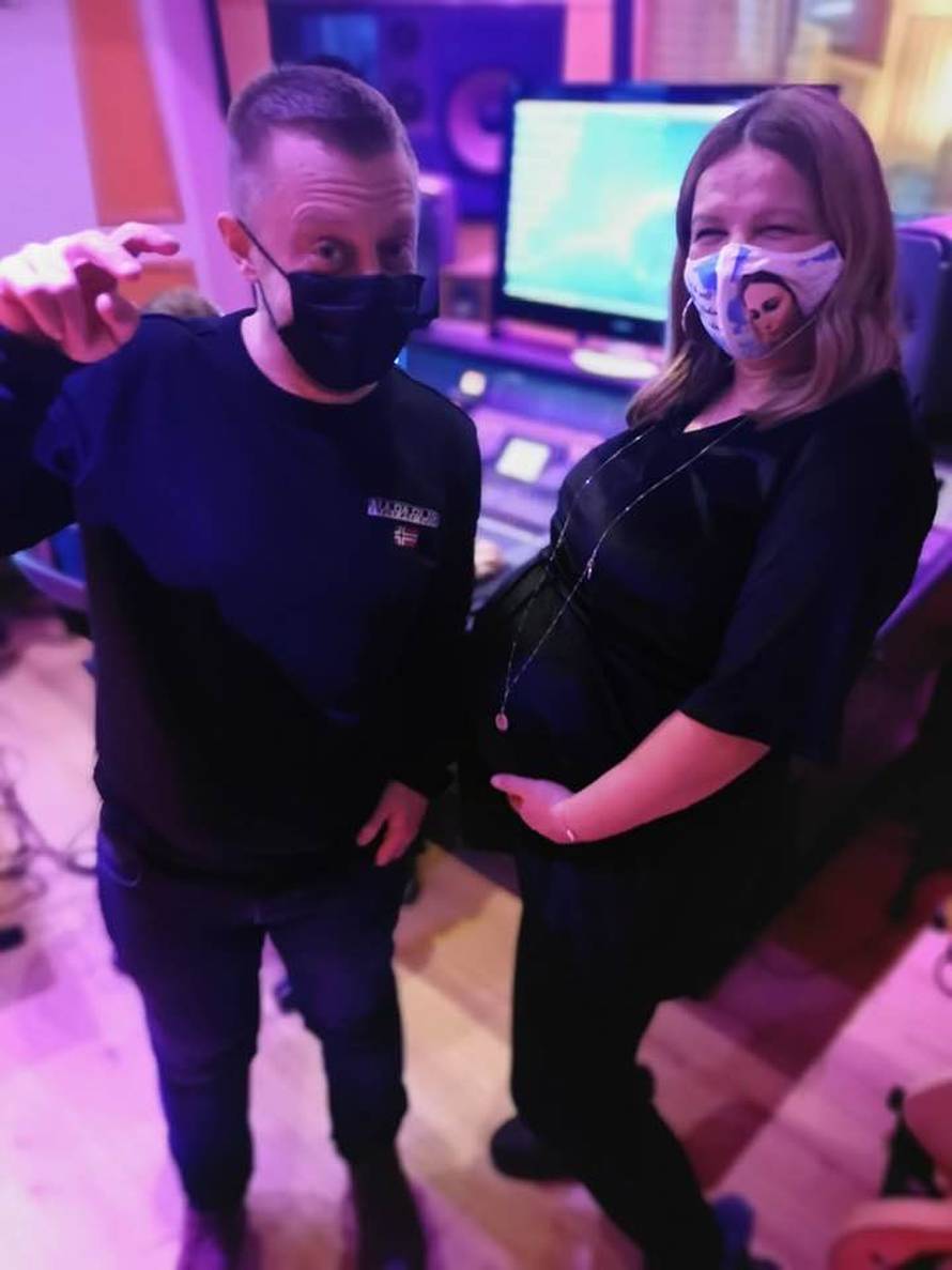 Marija Husar (45) pokazala sve veći trbuščić: Pozirala s mužem