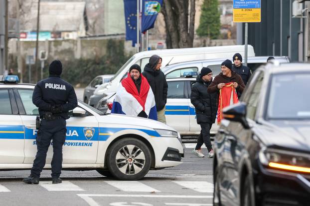 Prosvjednici  su stigli pred stan Tomislava Toma&scaron;evi&cacute;a i najavili  da &cacute;e pjevati Thompsonove pjesme 