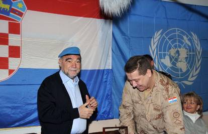 Mesiću za rođendan na dar plava beretka UN-a i torta